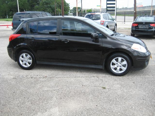 Nissan Versa Vehicle Image 05