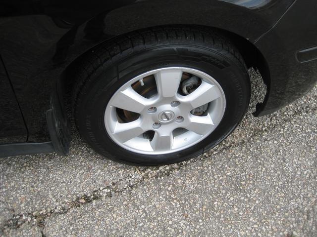 Nissan Versa Vehicle Image 11