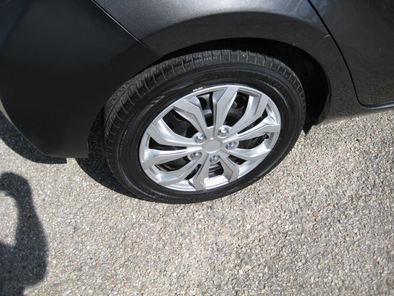 Toyota Prius C Vehicle Image 10