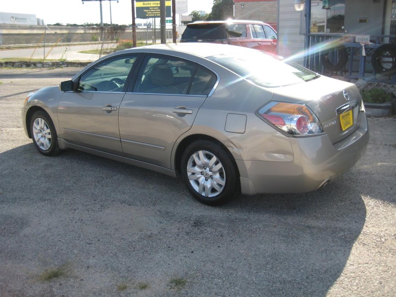 Nissan Altima Vehicle Full-screen Gallery Image 02
