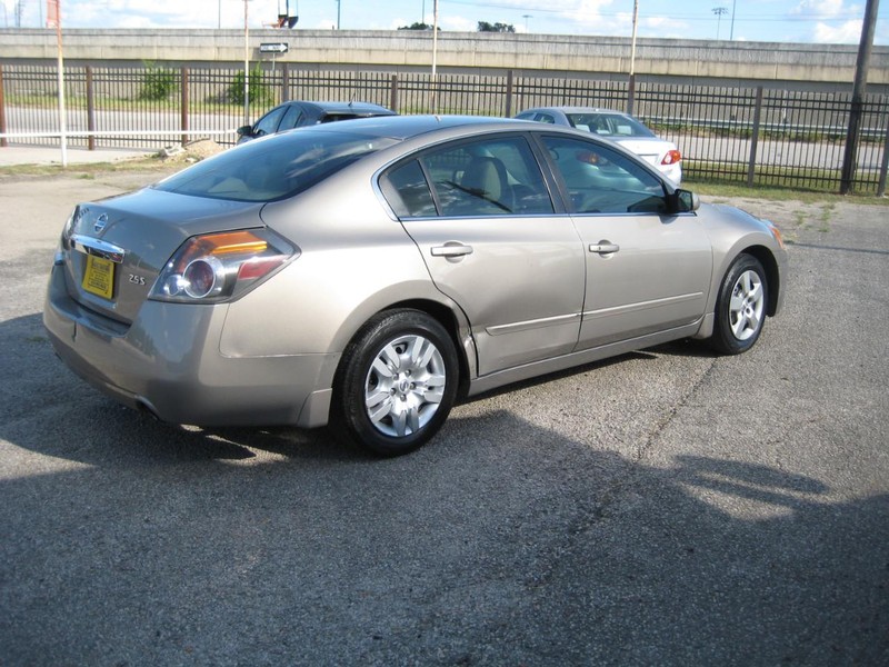 Nissan Altima Vehicle Full-screen Gallery Image 03