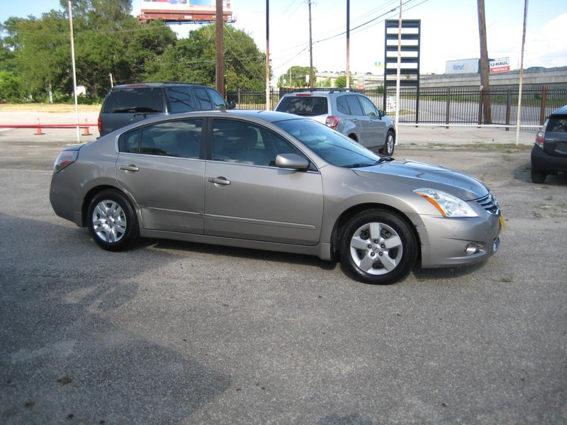 Nissan Altima Vehicle Full-screen Gallery Image 04