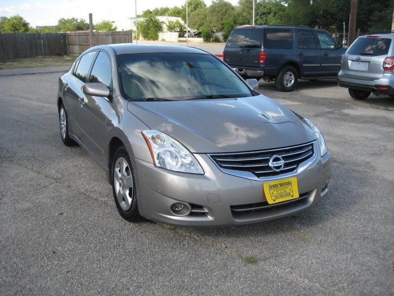 Nissan Altima Vehicle Full-screen Gallery Image 05