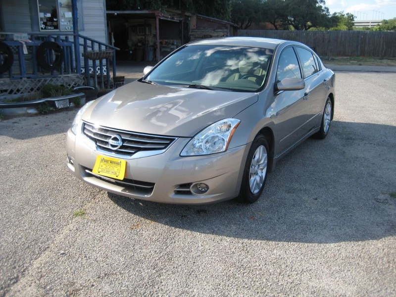 Nissan Altima Vehicle Full-screen Gallery Image 06