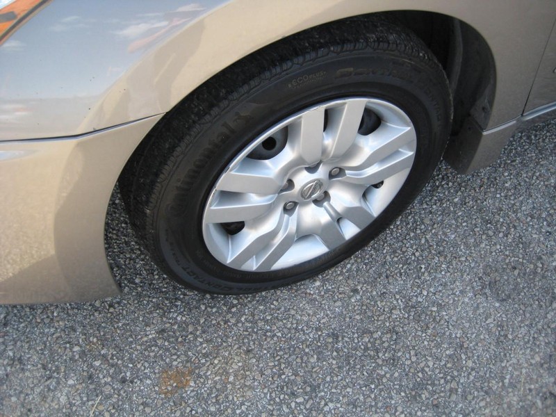 Nissan Altima Vehicle Full-screen Gallery Image 07