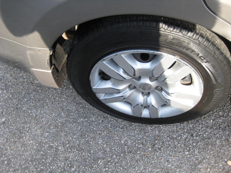 Nissan Altima Vehicle Full-screen Gallery Image 09