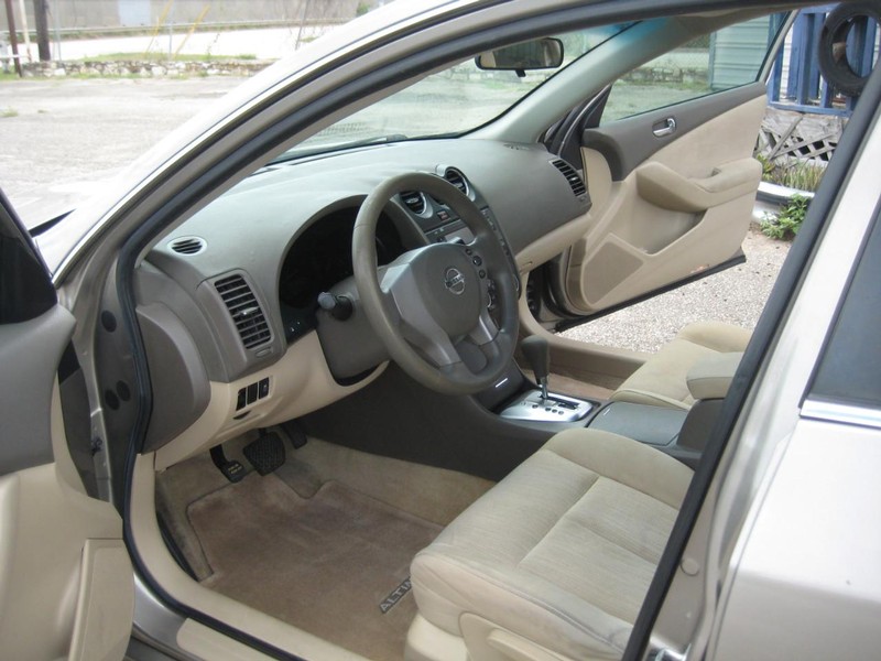 Nissan Altima Vehicle Full-screen Gallery Image 11