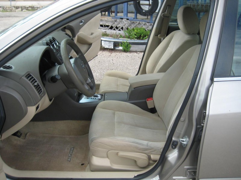 Nissan Altima Vehicle Full-screen Gallery Image 12