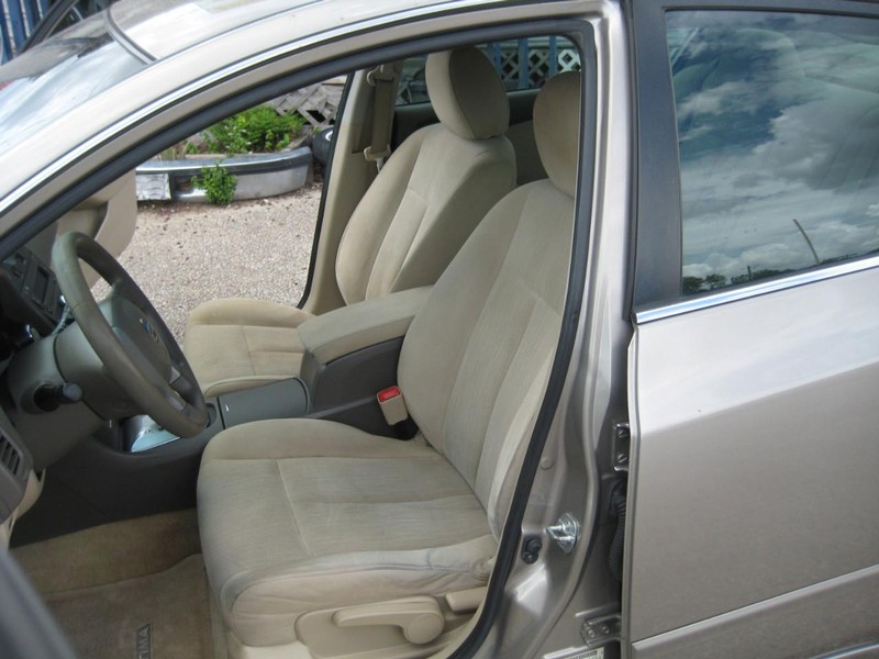 Nissan Altima Vehicle Full-screen Gallery Image 13
