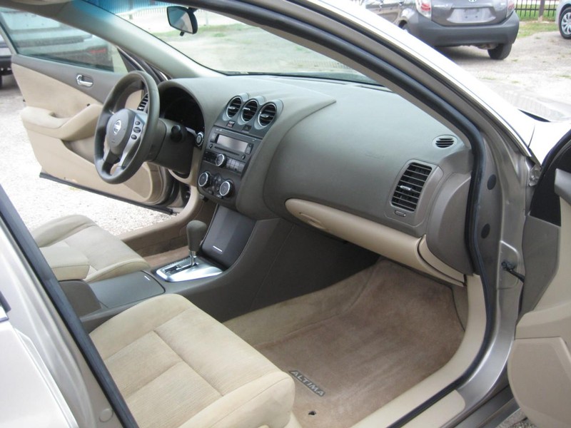 Nissan Altima Vehicle Full-screen Gallery Image 14