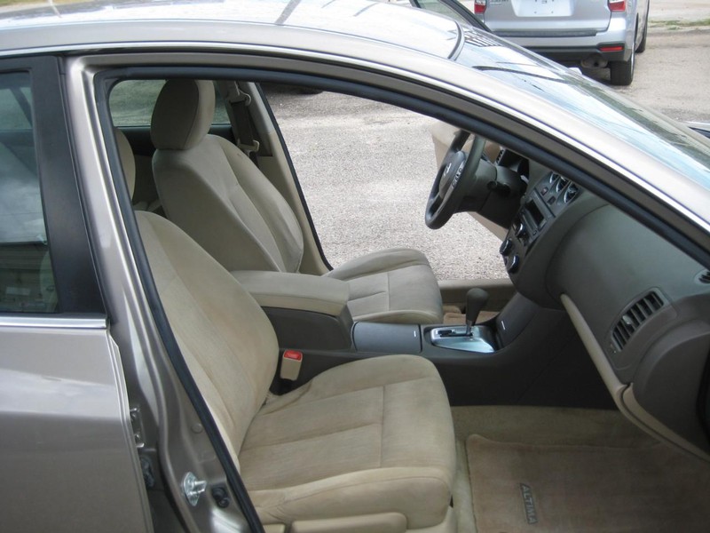 Nissan Altima Vehicle Full-screen Gallery Image 15