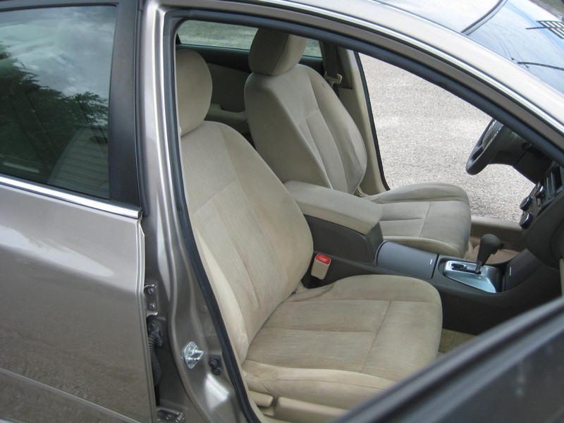 Nissan Altima Vehicle Full-screen Gallery Image 16