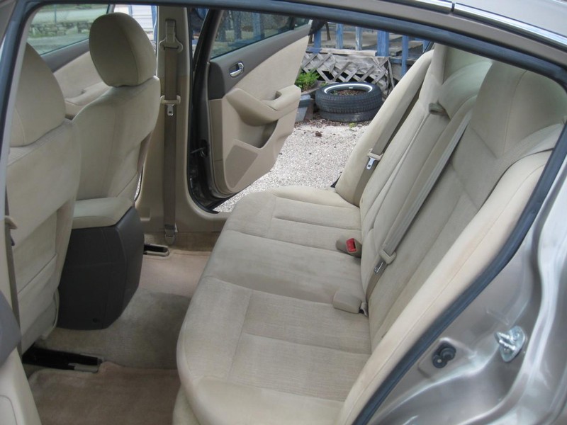 Nissan Altima Vehicle Full-screen Gallery Image 17