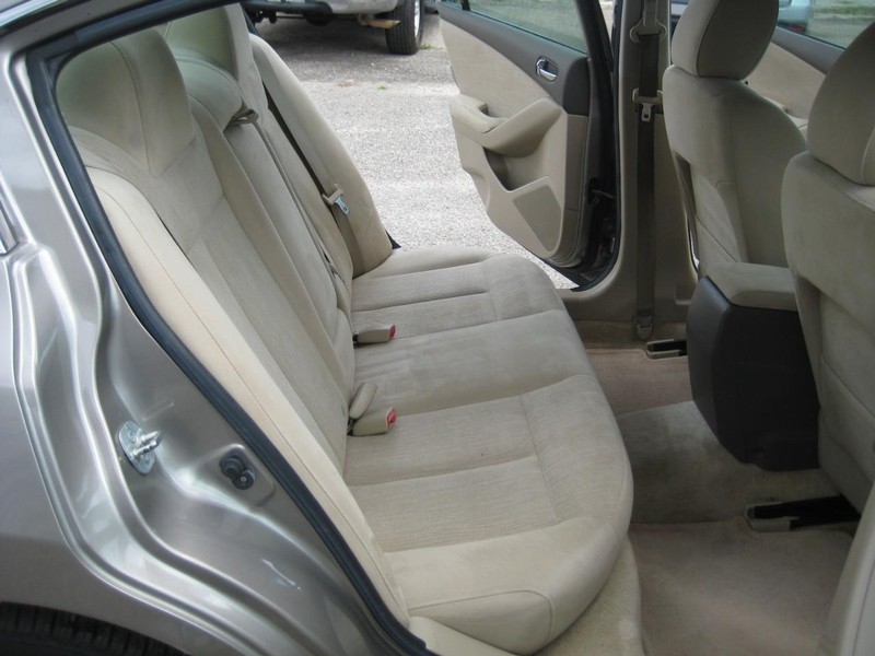 Nissan Altima Vehicle Full-screen Gallery Image 18