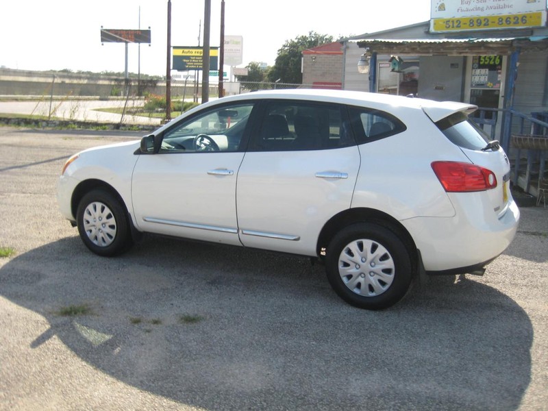 Nissan Rogue Vehicle Full-screen Gallery Image 02