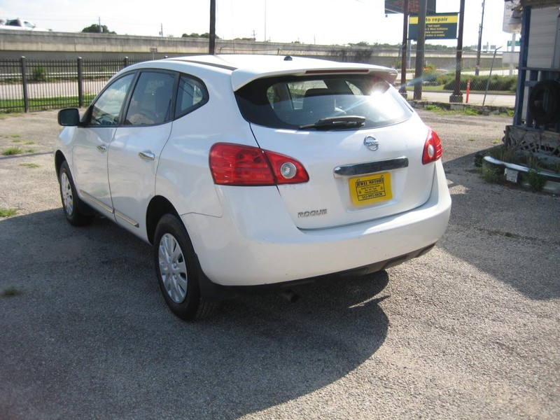 Nissan Rogue Vehicle Full-screen Gallery Image 03