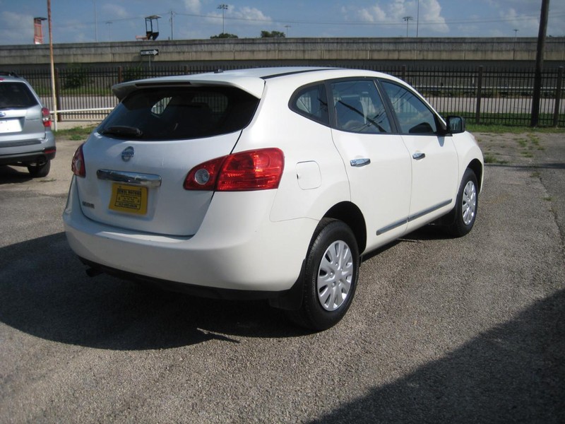 Nissan Rogue Vehicle Full-screen Gallery Image 04
