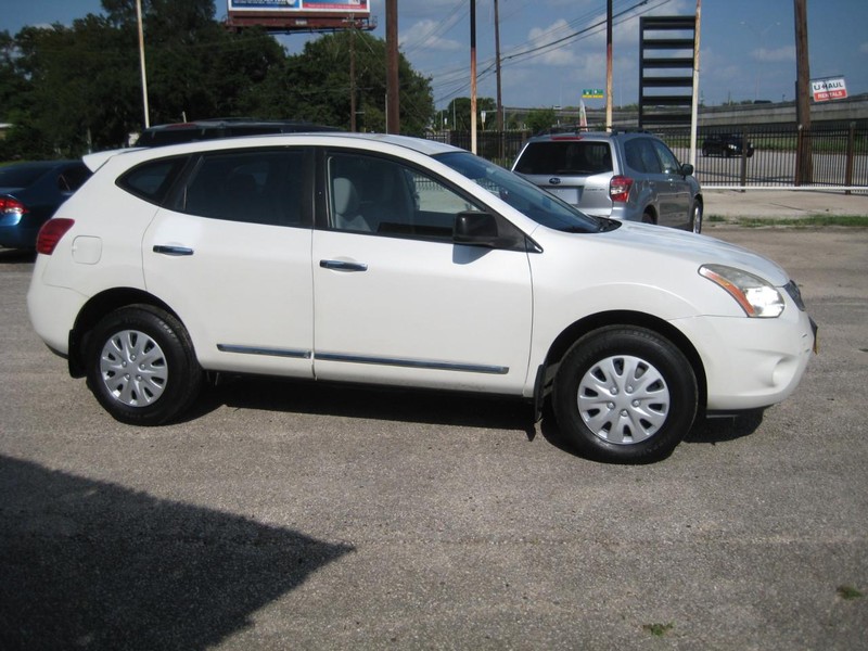Nissan Rogue Vehicle Full-screen Gallery Image 05