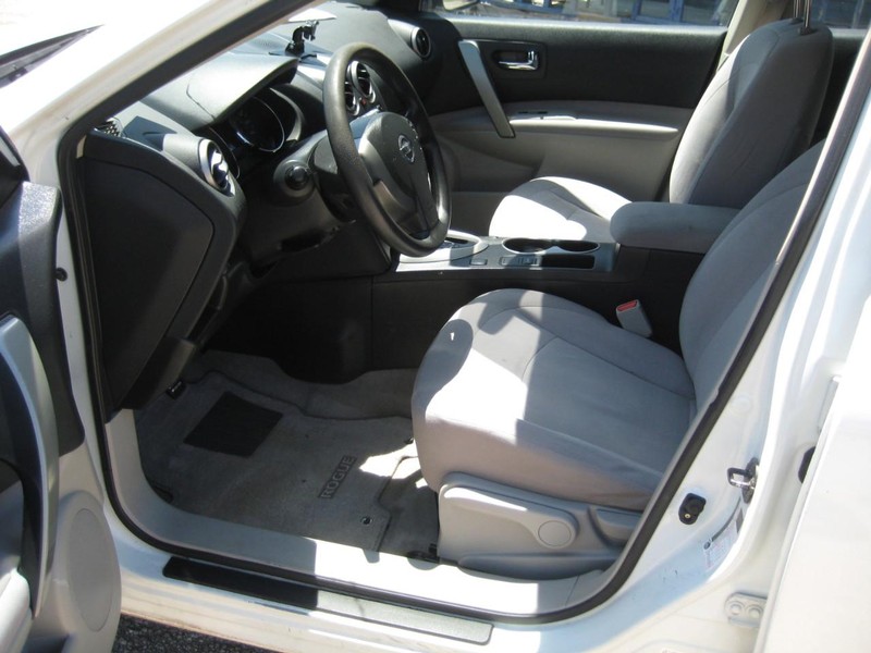 Nissan Rogue Vehicle Full-screen Gallery Image 12