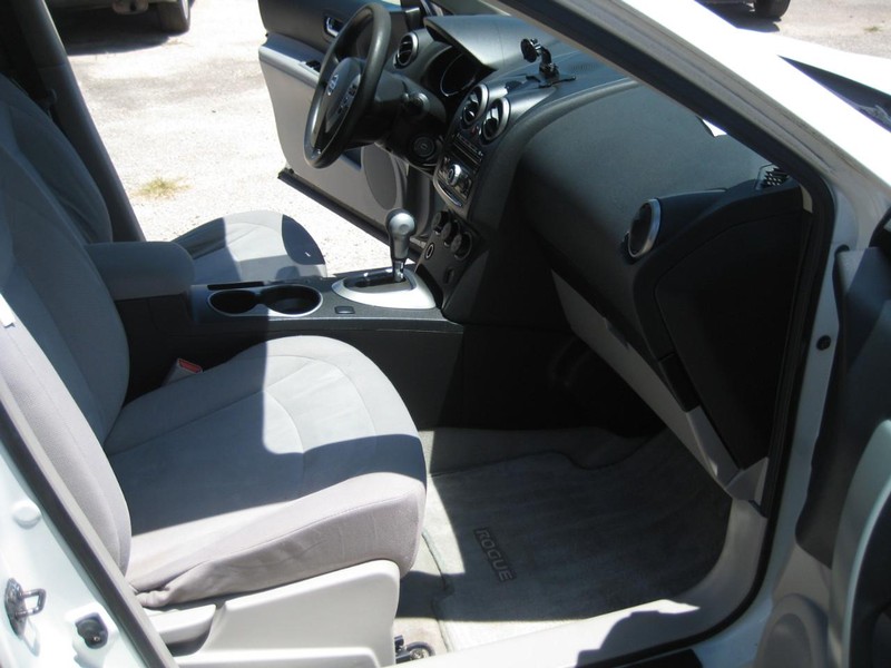 Nissan Rogue Vehicle Full-screen Gallery Image 14