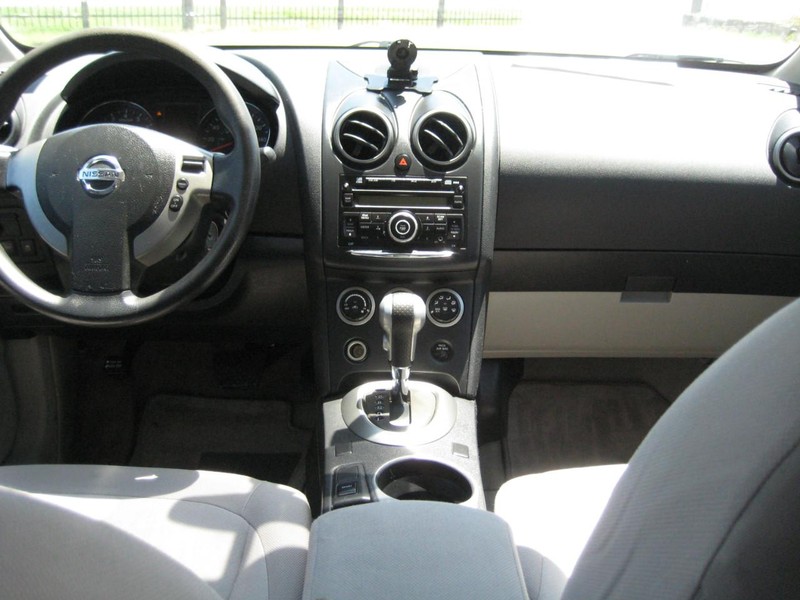 Nissan Rogue Vehicle Full-screen Gallery Image 16