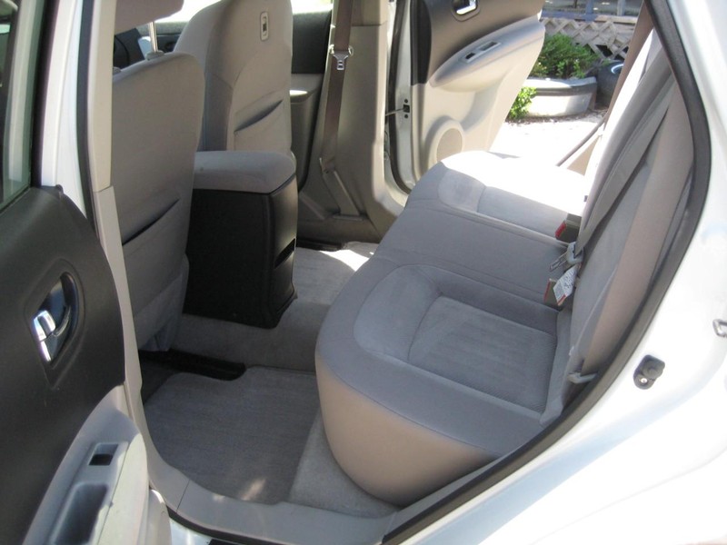 Nissan Rogue Vehicle Full-screen Gallery Image 17
