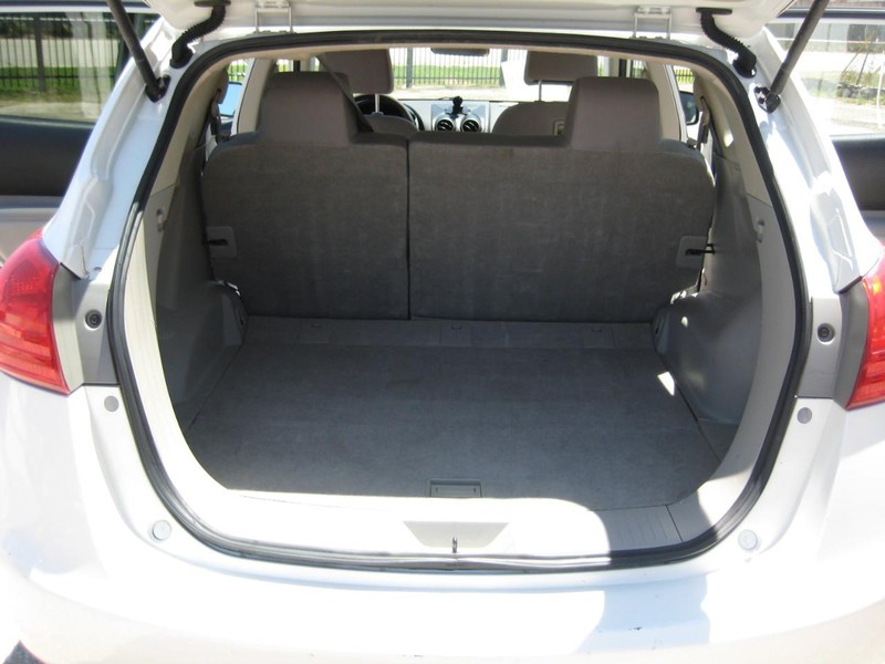 Nissan Rogue Vehicle Full-screen Gallery Image 18