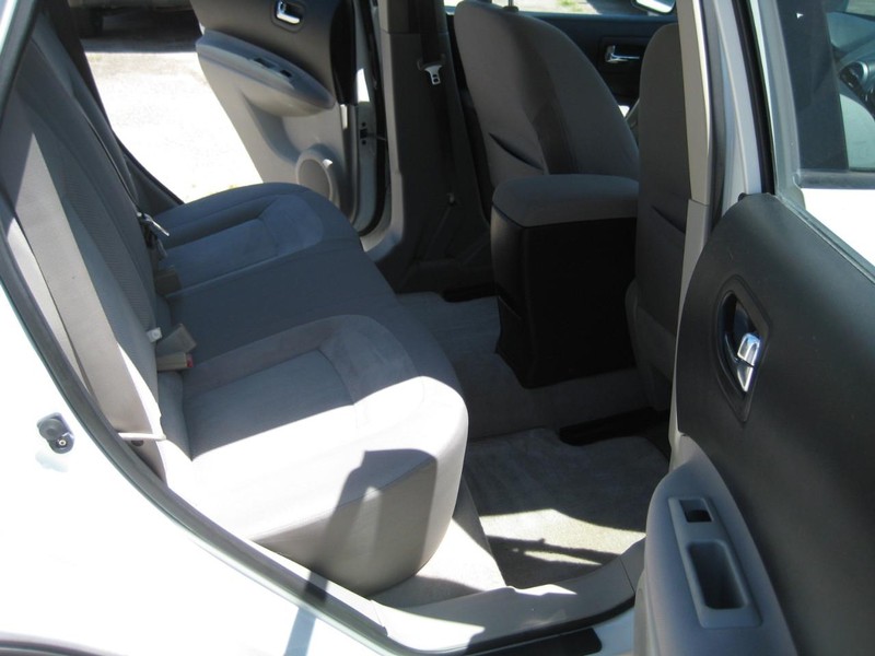 Nissan Rogue Vehicle Full-screen Gallery Image 19