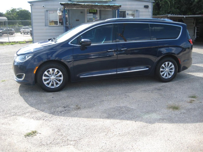 Chrysler Pacifica Vehicle Full-screen Gallery Image 01