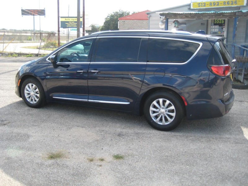 Chrysler Pacifica Vehicle Full-screen Gallery Image 02