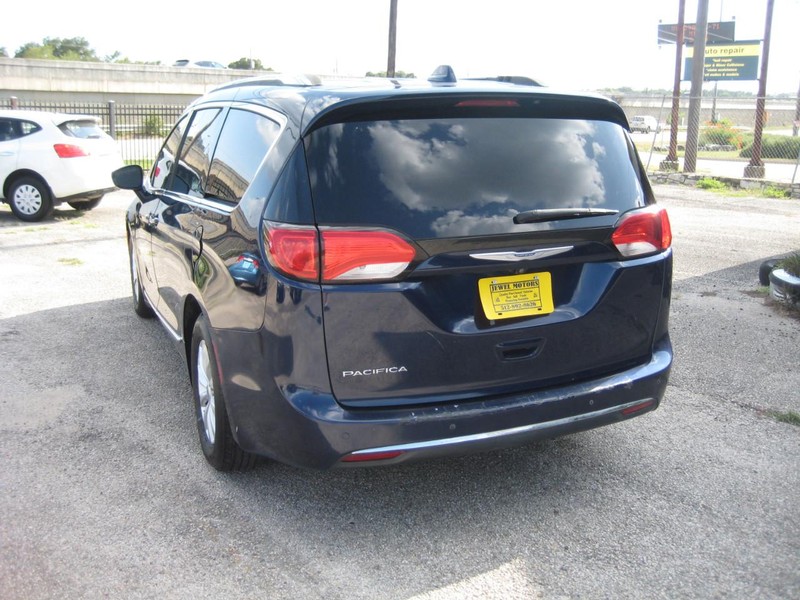 Chrysler Pacifica Vehicle Full-screen Gallery Image 03