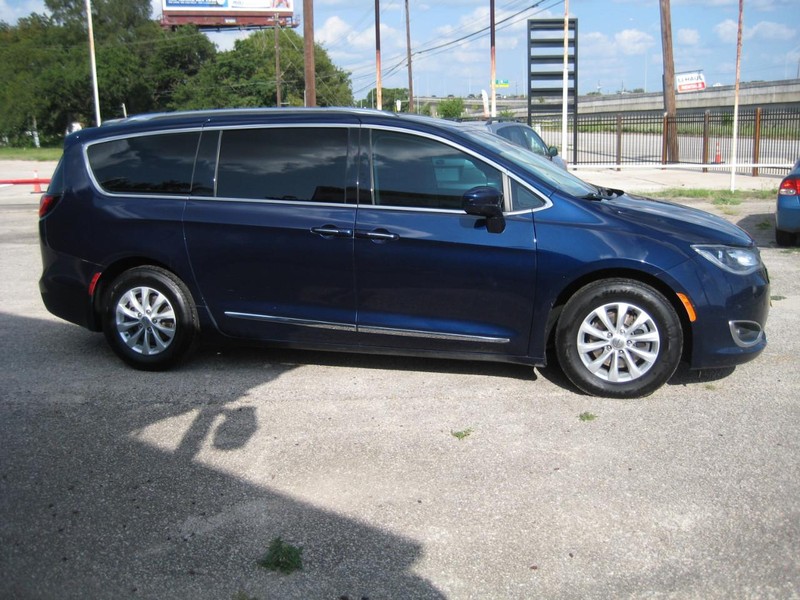 Chrysler Pacifica Vehicle Full-screen Gallery Image 05