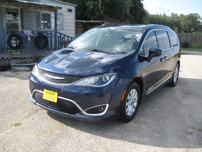 Chrysler Pacifica Vehicle Full-screen Gallery Image 07