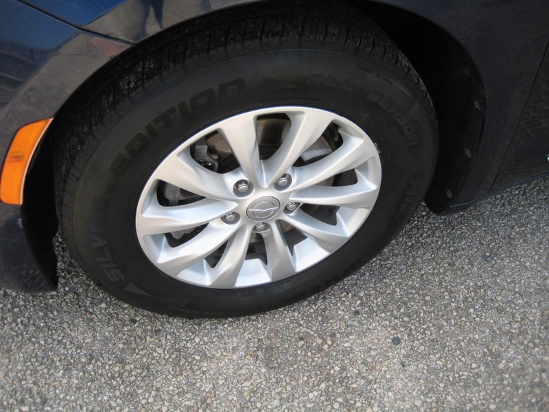 Chrysler Pacifica Vehicle Full-screen Gallery Image 08
