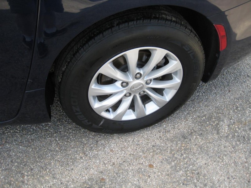 Chrysler Pacifica Vehicle Full-screen Gallery Image 09