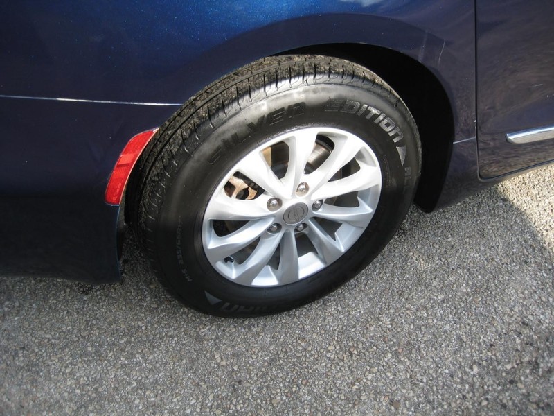 Chrysler Pacifica Vehicle Full-screen Gallery Image 10