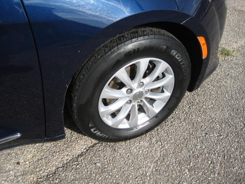 Chrysler Pacifica Vehicle Full-screen Gallery Image 11