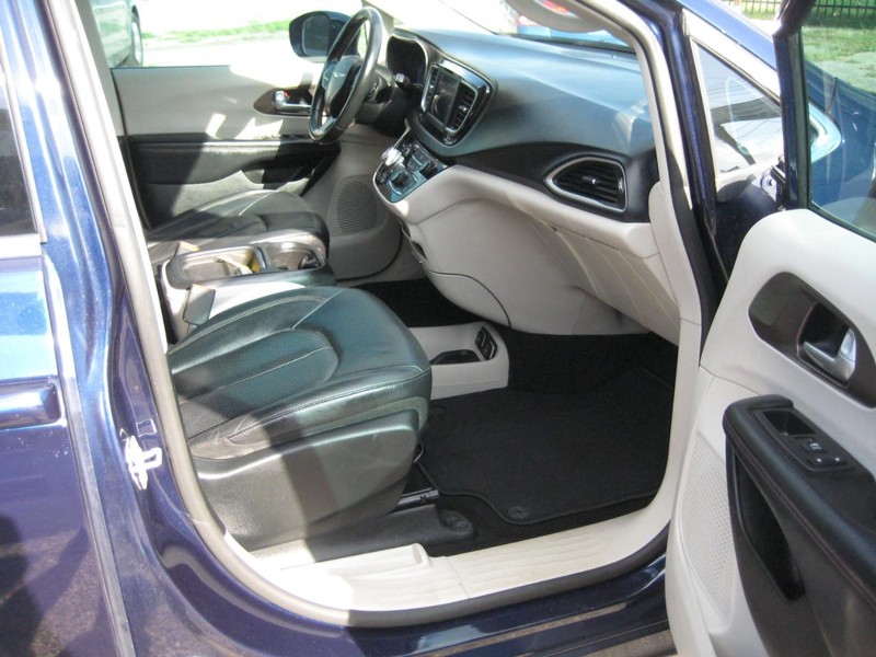 Chrysler Pacifica Vehicle Full-screen Gallery Image 12