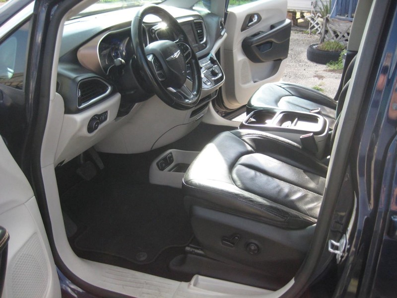 Chrysler Pacifica Vehicle Full-screen Gallery Image 14