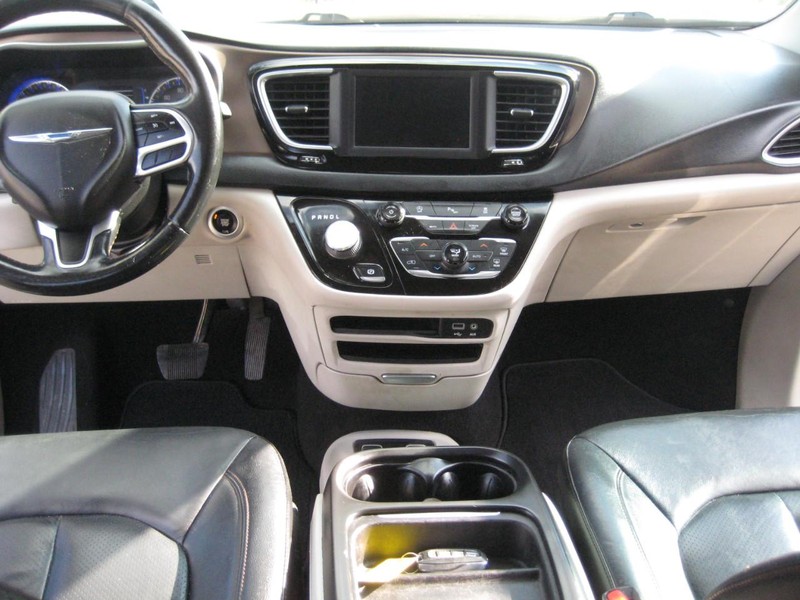 Chrysler Pacifica Vehicle Full-screen Gallery Image 16