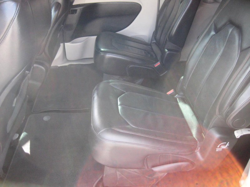 Chrysler Pacifica Vehicle Full-screen Gallery Image 17