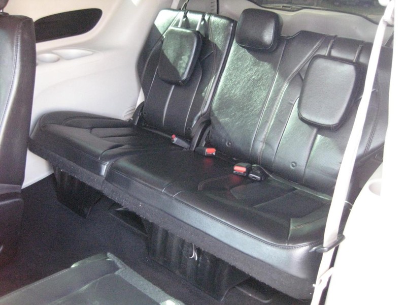 Chrysler Pacifica Vehicle Full-screen Gallery Image 18
