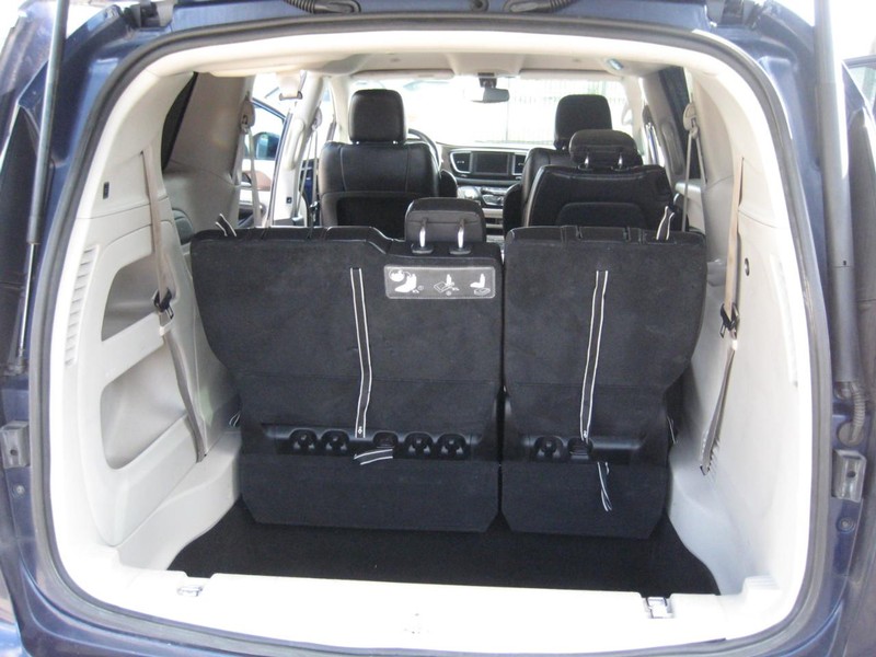 Chrysler Pacifica Vehicle Full-screen Gallery Image 19