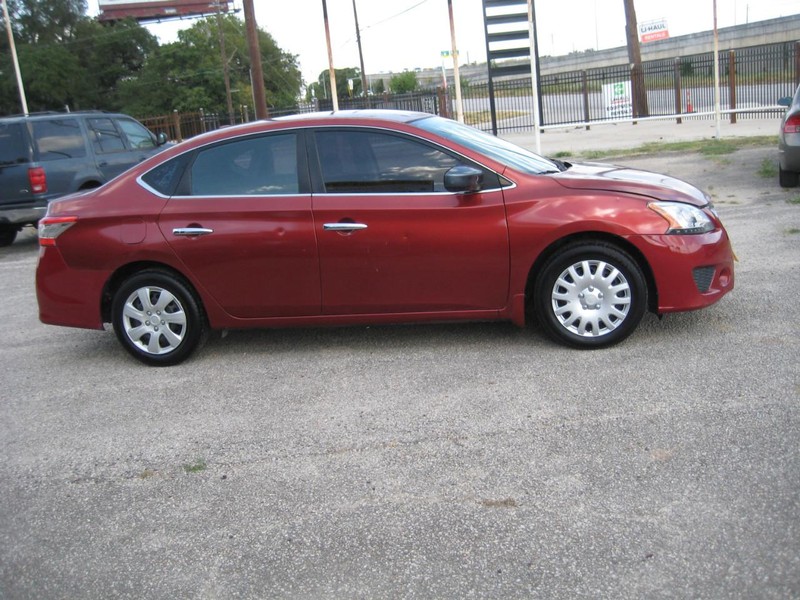 Nissan Sentra Vehicle Full-screen Gallery Image 05
