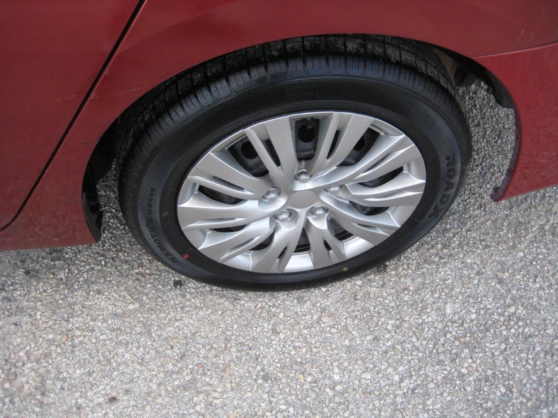 Nissan Sentra Vehicle Full-screen Gallery Image 09