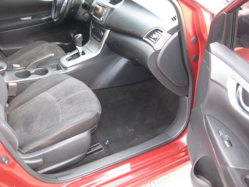 Nissan Sentra Vehicle Full-screen Gallery Image 12