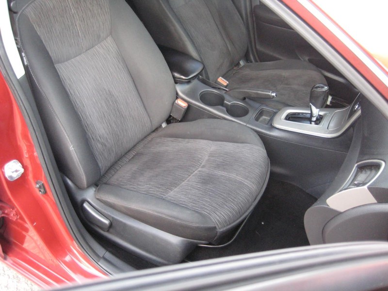 Nissan Sentra Vehicle Full-screen Gallery Image 13