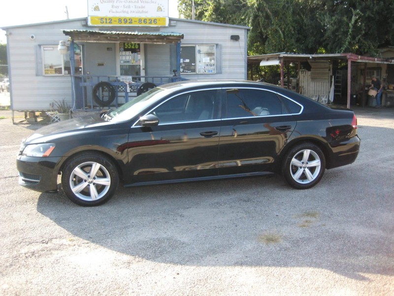 Volkswagen Passat Vehicle Full-screen Gallery Image 01