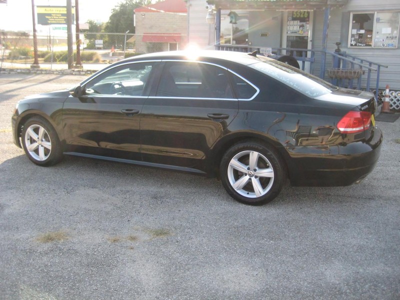 Volkswagen Passat Vehicle Full-screen Gallery Image 02