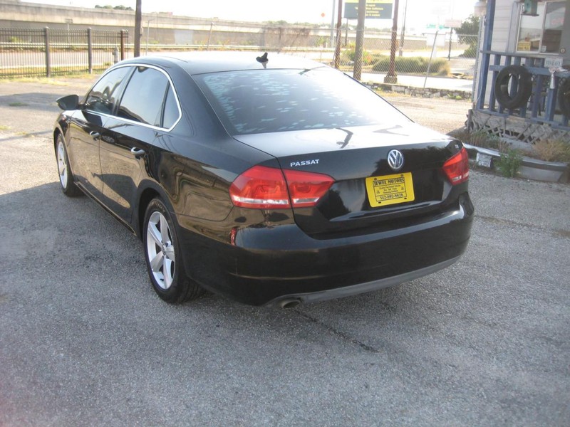 Volkswagen Passat Vehicle Full-screen Gallery Image 03
